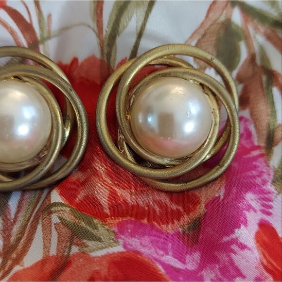 VINTAGE Faux Pearl Clip On Earrings Unmarked Designer Earrings - Picture 4 of 6